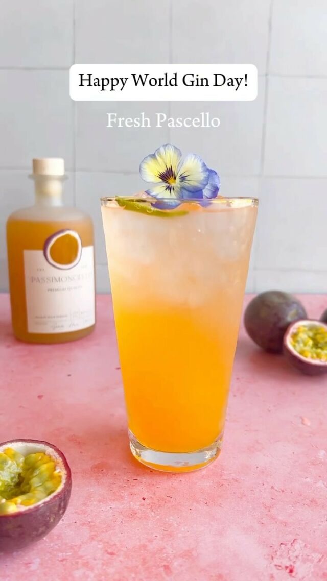 Happy World Gin Day! 🍸🎉 The most delicious gin drinks? You make those by adding Passimoncello! Which of the two are you going to make? 😍

Gin Tonic ingredients: 
20ml gin 
30ml Passimoncello 
100ml tonic 
lemon wedge

Fresh Pascello ingredients: 
25ml gin 
25ml Aperol Spritz 
15ml Licor 43 
40ml Passimoncello 
lime juice 
sparkling water

Cheers!

#worldginday #gintonic #gindrinks #cocktail #cocktailinspo #summerdrinks