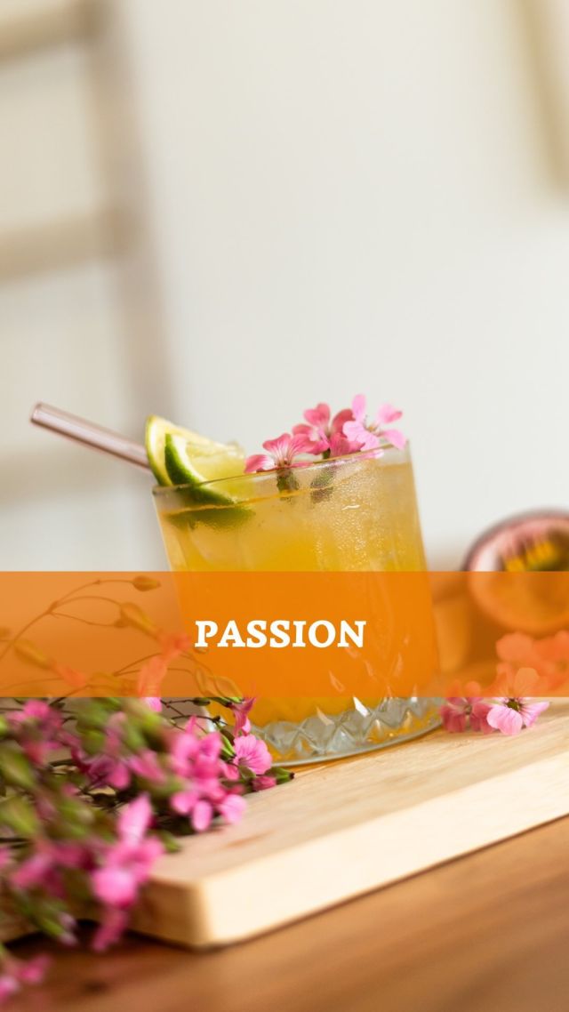 The perfect cocktail for sweet toothers. 😋

How to make this Caipirinha Brazilian Passion:
30 ml Passimoncello
30 ml Vodka
30 ml passion fruit juice
15 ml vanilla syrup
Decoration on top 

#passimoncello #braziliancocktail #sweetcocktail #cocktailinspo #cocktailrecept #caipirinha