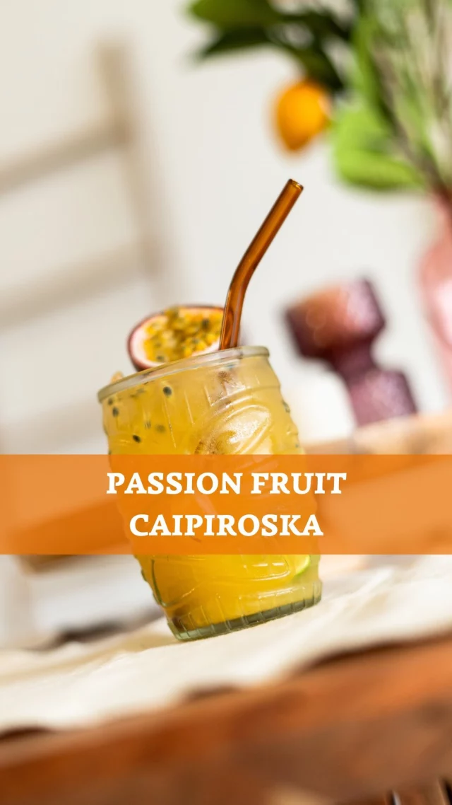The perfect cocktail for this summer. ☀️🍋‍🟩⛱️

Ingredients: 
1/2 lime
1 tsp white sugar 
1/2 passion fruit pulp 
30 ml Passimoncello 
30 ml Vodka 
Crushed ice 

#passimoncello #cocktail #summer #refreshing